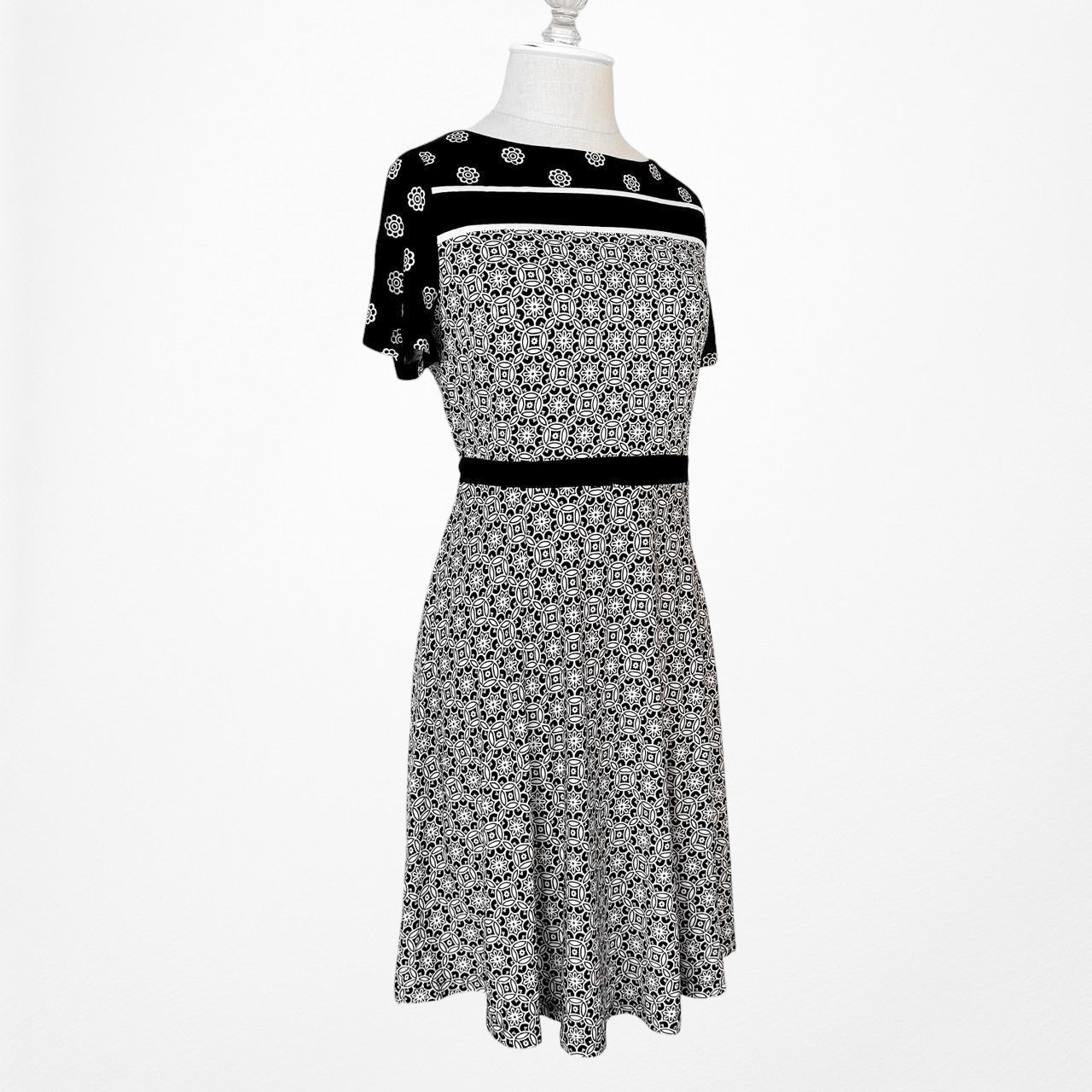 Loft Black White Printed Short Sleeve Knit Fit Flared Knee Length Dress Size M