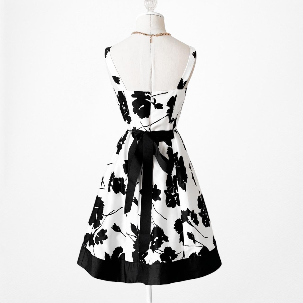 Jessica Howard Black White Pleated Flared Knee Length Formal Dress Size 4P/M