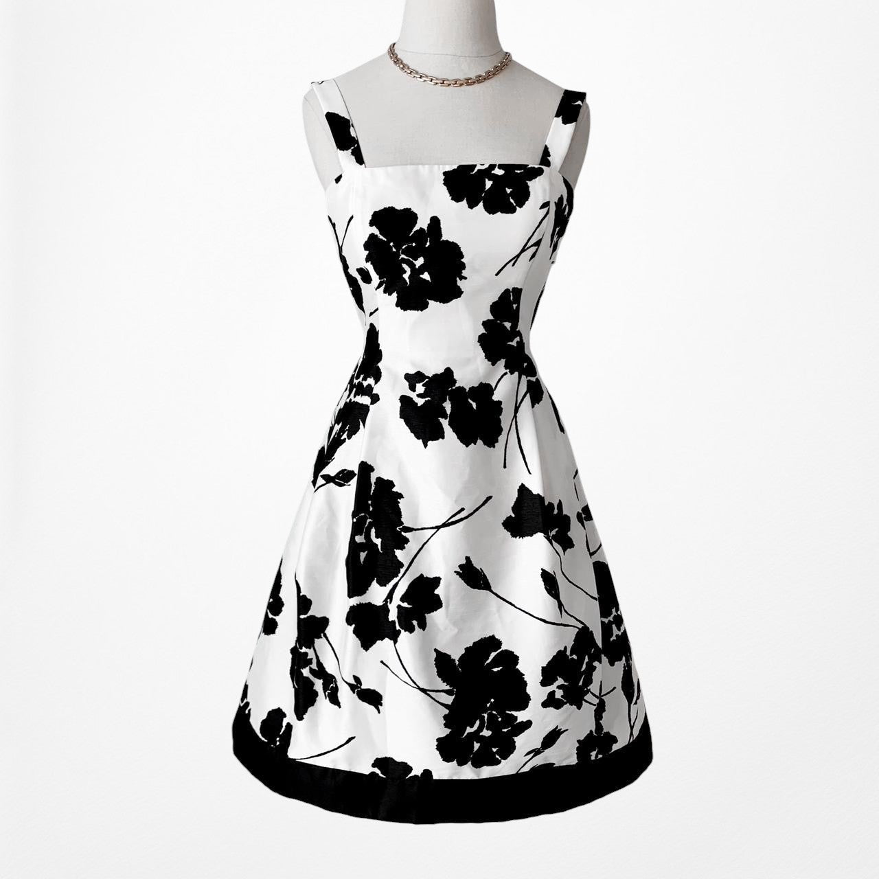 Jessica Howard Black White Pleated Flared Knee Length Formal Dress Size 4P/M