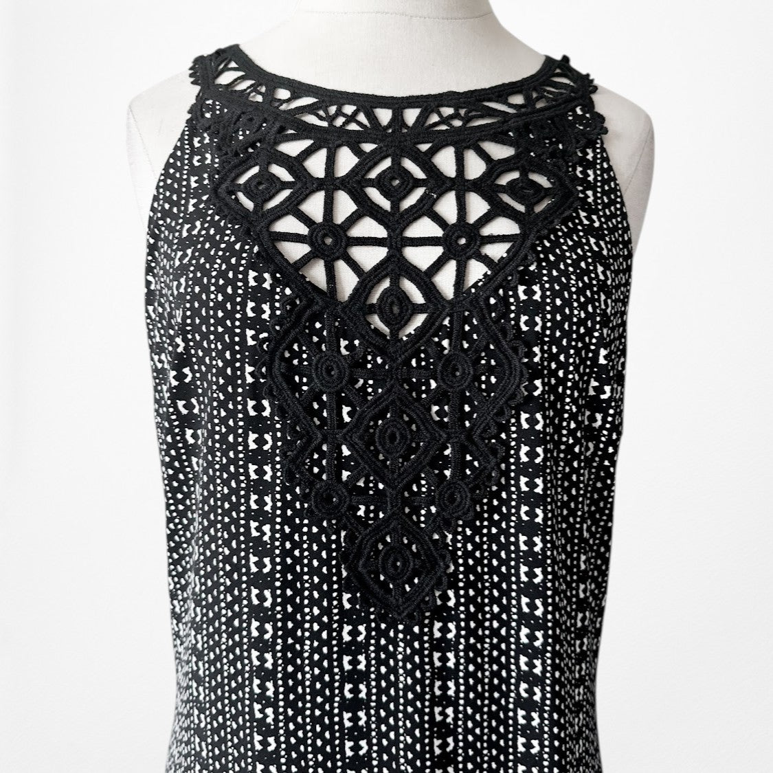 No signs of Vintage Y2K 90s Black Bodycon Crochet Lace Neckline Knee Length Dress Size M