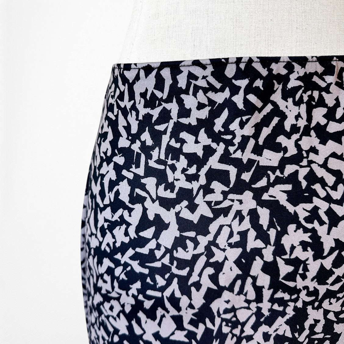 Vintage Y2K Black Brown Knee Length Printed Knit Straight Pencil Skirt Size S/M