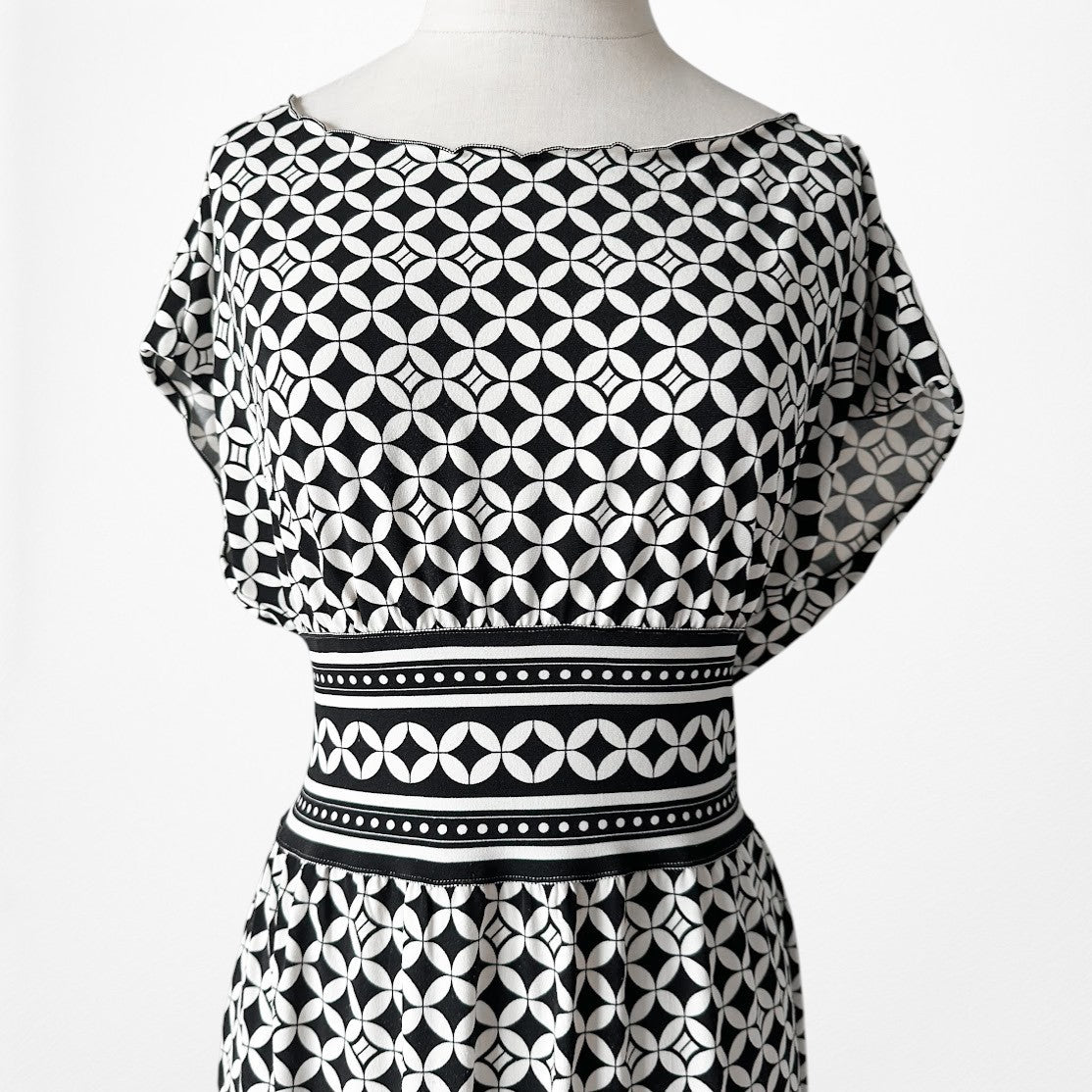 Vintage Y2K Black White Geometric Print Knit Knee Length Sheath Dress Size M